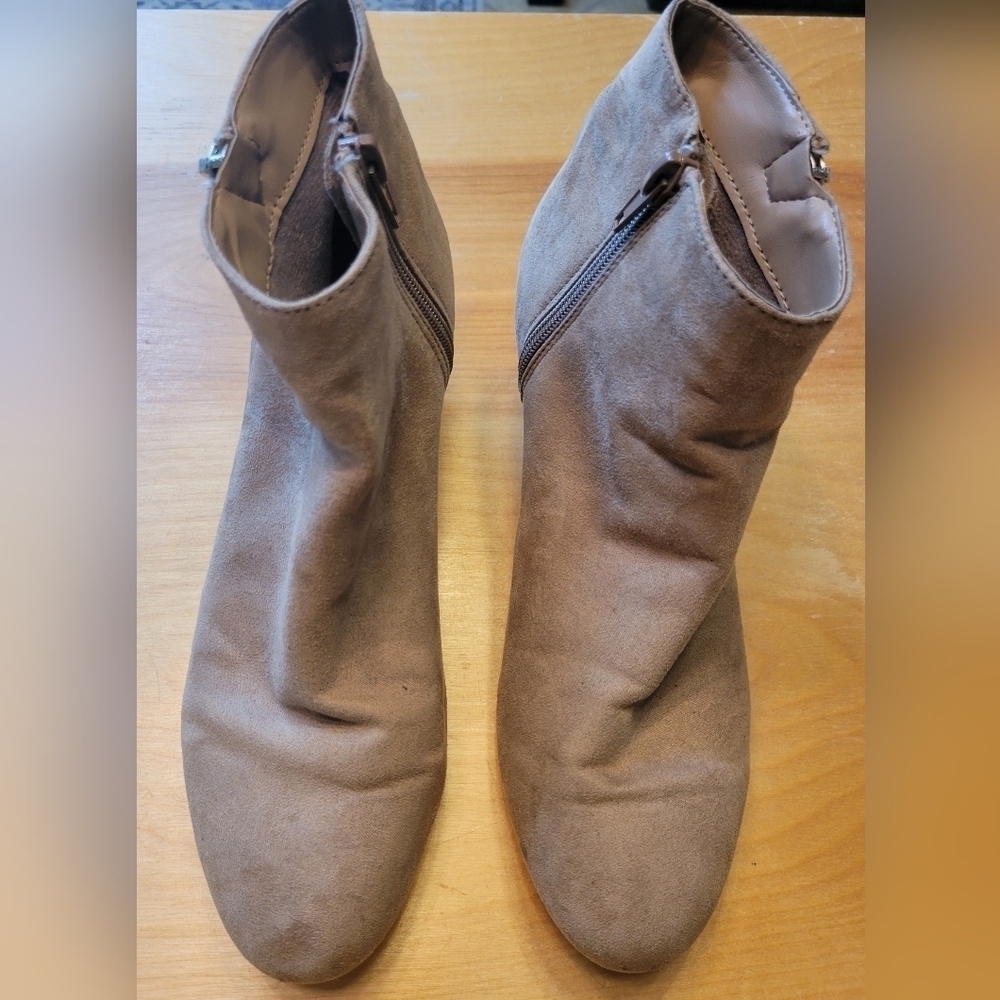 JustFab Women's Cherie Tan Suede Side Zip Ankle Boots Size 7.5 - Picture 6 of 7